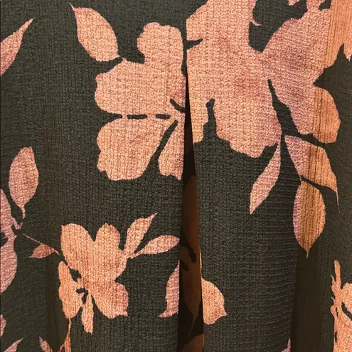 YOURS CLOTHING BRAND
BLACK TEXTURED MATERIAL WITH DARK PINK MAUVE FLORAL DESIGN Black Size XXL