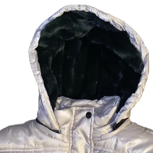 Urban Republic silver grey puffer coat. Detachable hood with faux fur. Size M.