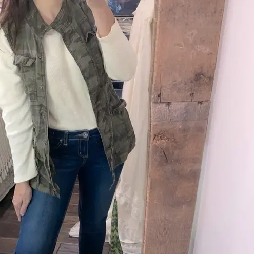 Me Jane zippered camouflage vest size small