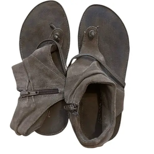 Aerosoles Aweosoles size 6.5 greenāsuedeĀ zip backāankle thong sandalsā
EUC