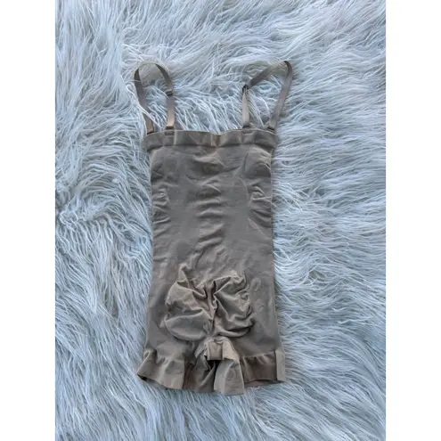 SKIMS Seamless Sculpt Strapless Shortie Bodysuit Clay
Size Small