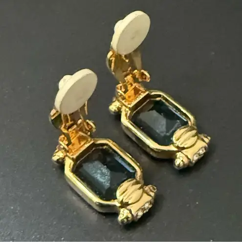 Vintage Unsigned Gold Tone Deep Teal Blue Emerald Cut Rhinestone Clip Earrings