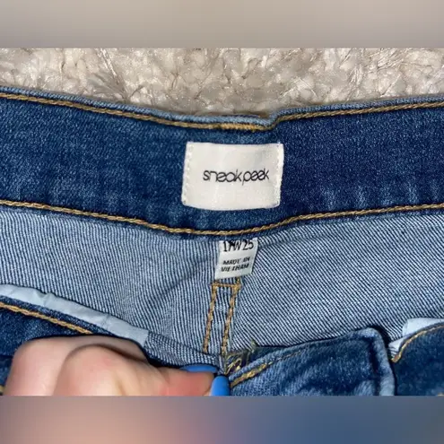 Sneak peek light wash ripped jeans Size 25