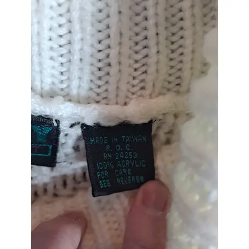 Specialty Women's White Geometric Cable