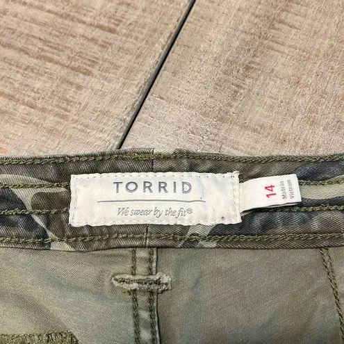 Torrid  Woman's Mid Rise Zip Pockets Strait Hem Jeans Camouflage Size 14 EUC