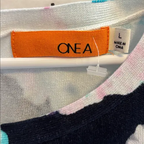 ONE A BRAND BLACK BLUE PURPLE WHITE FLORAL DESIGN SWEATER 3/4”SLEEVES SIZE LARGE