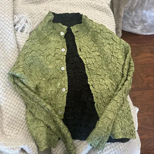 Green and black scrunchy vintage 90’s button down top Size M
