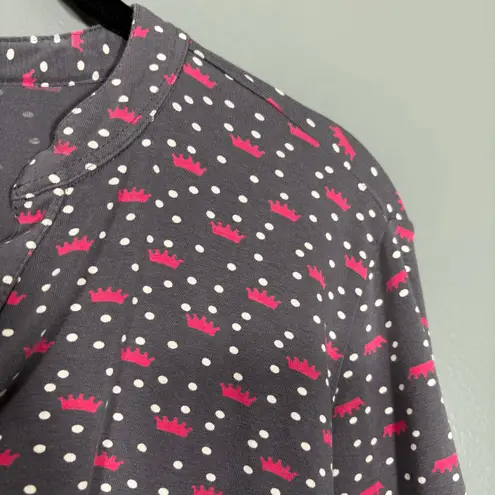 Avarnas Women's Y2K Gray Crown Print Henley Top