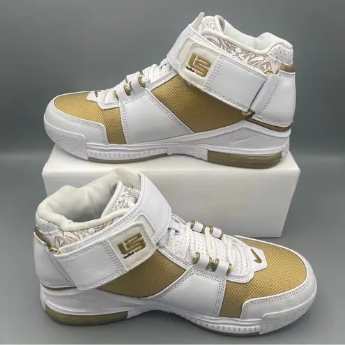 Nike  Zoom LeBron 2 WHITE/METALLIC GOLDBLANC/OR METALLIQUE Women #9.5 /Men Size 8