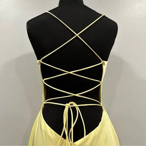 La Femme Flutter Slit Trumpet Gown 28294 in Pale Yellow 10 NWOT