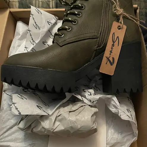 Seven7 Women's Flatiron Lug Sole Boots