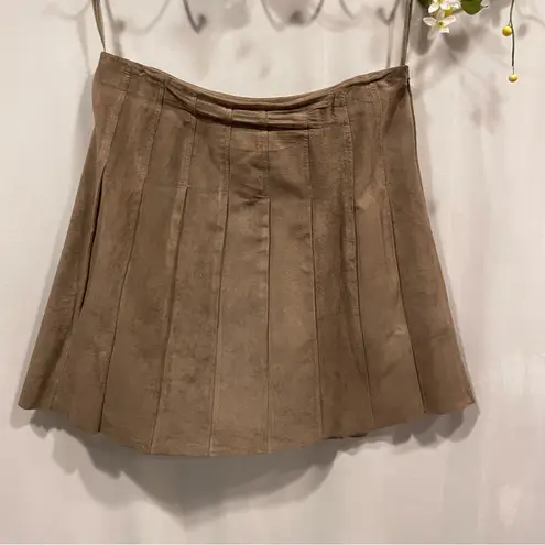 Adrienne Vittadini 90’s-Y2K tan suede pleated mini skirt raw hem schoolgirl