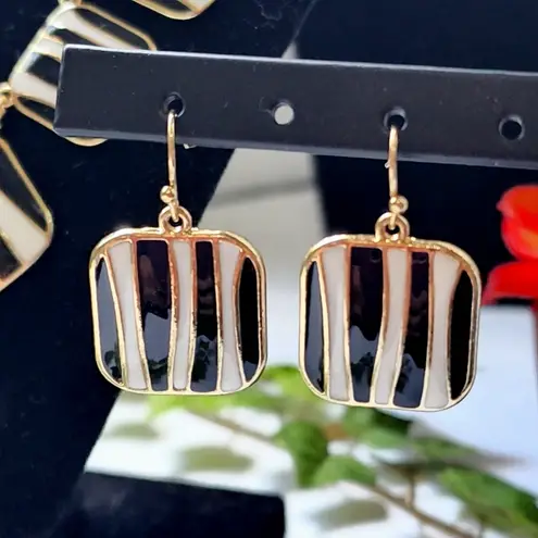 Black and White Enamel Necklace Earrings Set