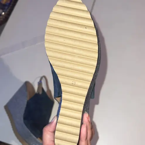 Gianvito Rossi Gianmarco Sorelli Navy and Tan Wedge Sandals
Made in Italy size 39