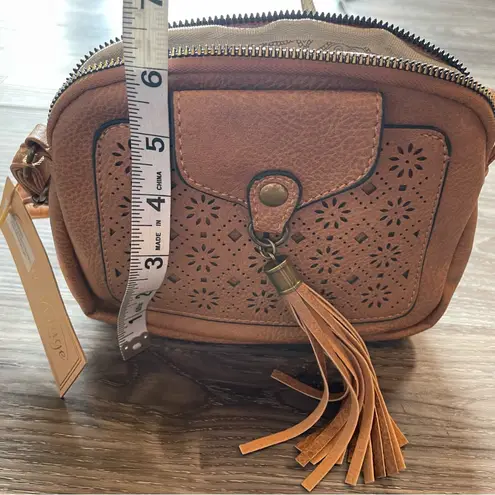 Revive VTG Vegan Faux Leather Small Crossbody Bag Tan Color, New.
Style 30
