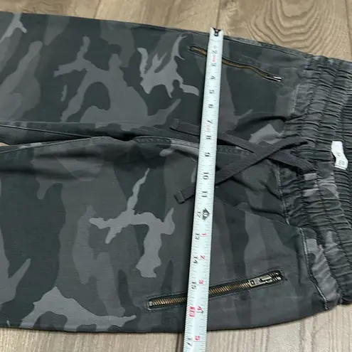 TNA By Aritzia Alix Gray Green Camo Mid Rise Jogger Pants Size XS