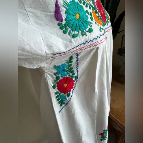 Vintage Mexican Embroidered Floral Dress – White Boho Peasant Midi Festival Size M