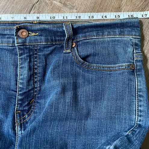 Levi's Levi’s 512 Perfectly Slimming Straight jeans ~ medium wash denim ~ women’s sz 14