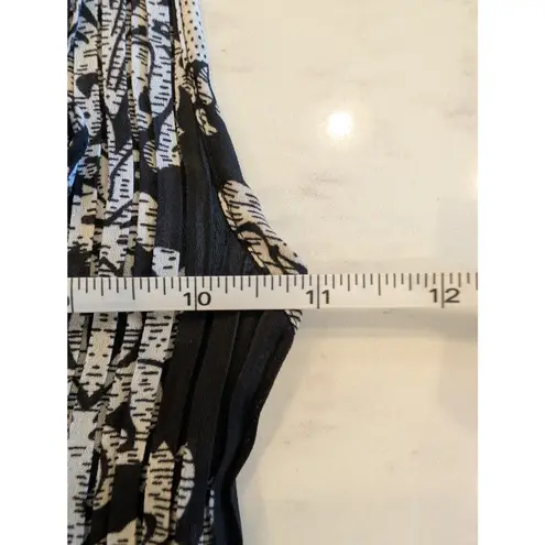 Sunny Leigh Petite PS Sleeveless Pleated Top Black & Ivory Medallion Print