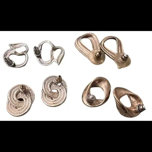 4āpair of gold coloredāearrings Swirly & sophisticatedāEVC