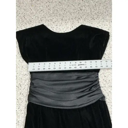Womans Jennifer Moore Petites Black Velvet Size 2 Knee Length Low Back Dress