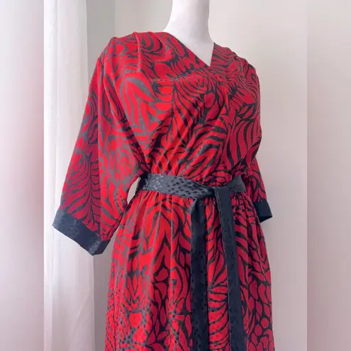 Vintage ‘80s Red & Black Leaf Print 3/4 Sleeve V