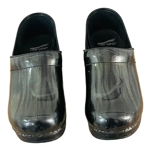 Dansko Pewter Stripe Patent Leather Professional Nursing Clogs Size 39 / 8.5-9