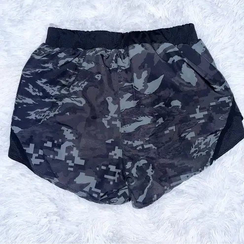 Under Armour  Women’s Loose Fit HeatGear Black Camo Athletic Running Shorts Small