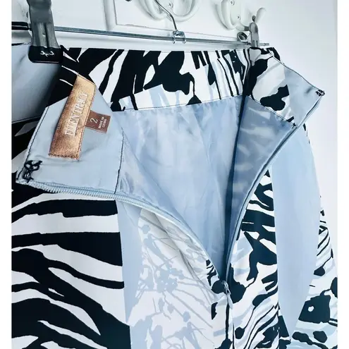 Ellen Tracy Women’s Size 2 Skirt Geometric Print Blue Black White Pockets clean
