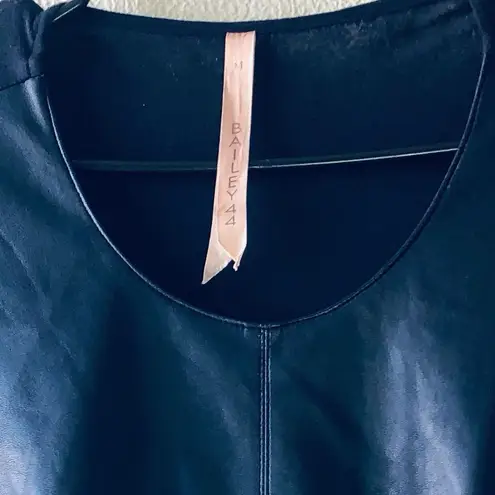 🔥Bailey 44 (rare to find in Navy blue) faux leather top size med