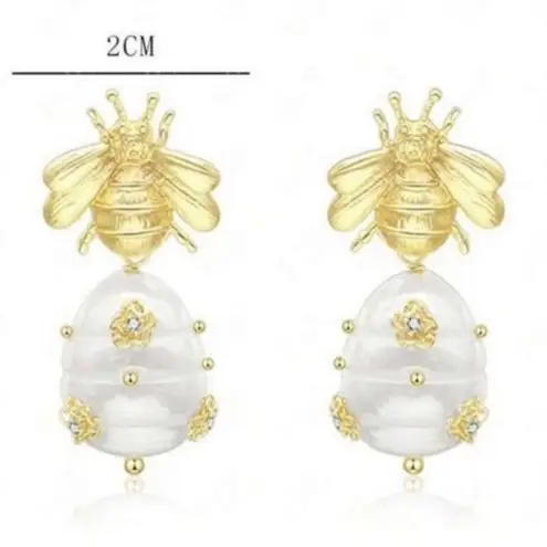 Gorgeous Bee Cultured Baroque Freshwater Pearl Drop Earrings Matte Gold