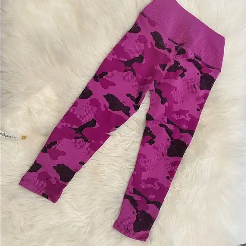 Avocado  Leggings Camo hi rise size XS Small pink Retired active compression