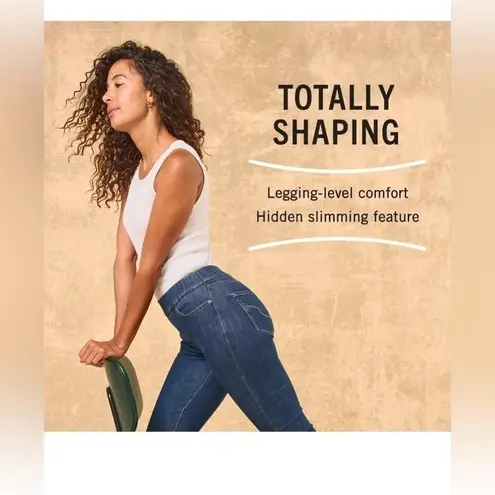 NWT Levi signature Totally Shaping Pull