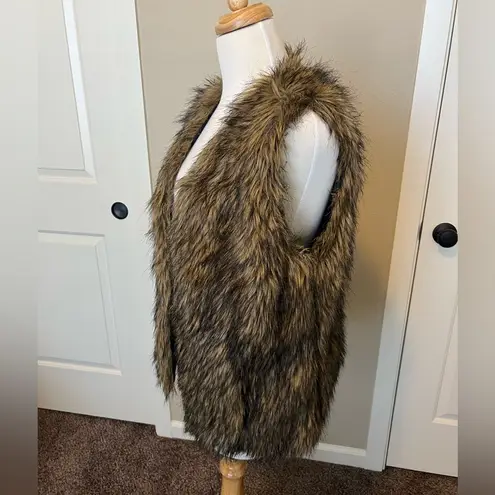 Full Tilt Women’s  FAUX FUR VEST. Size Medium