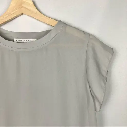 Violet+Claire Light Gray Ruffle Sleeve Short Sleeve Blouse S
