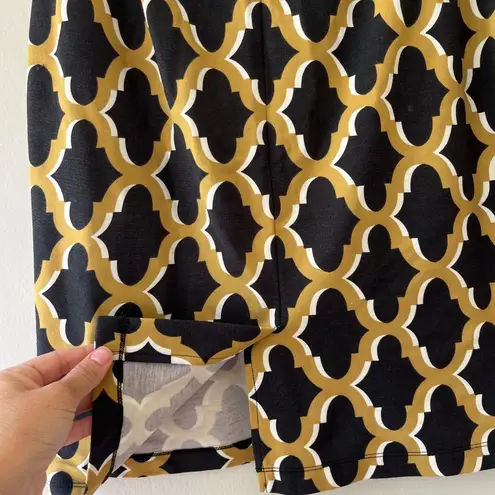 J. McLaughlin Stretch Pencil Skirt Back Zip Slit Black Gold Geo Print Sz M