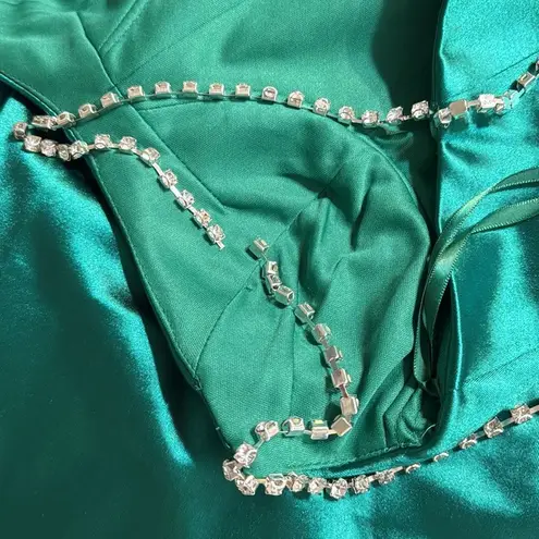 Mac Duggal Ieena for emerald green square neck line long gown dress size 4