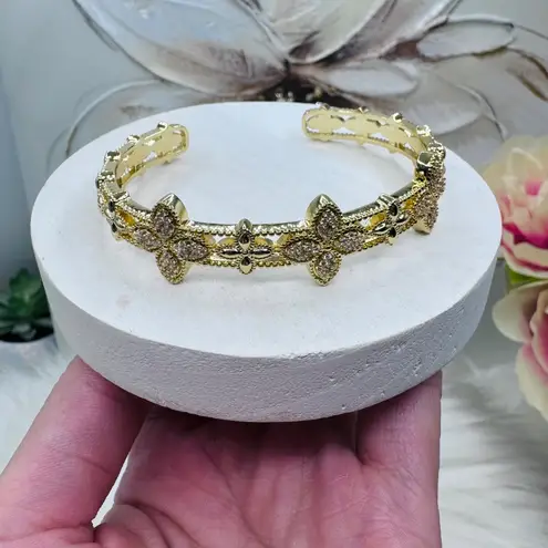 Clara Clover Sparkly Cuff Bracelet Gold