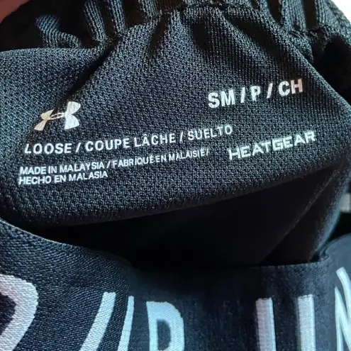 Under Armour  Heat Gear Loose Fit Black and White Shorts with Pockets Size Small‎