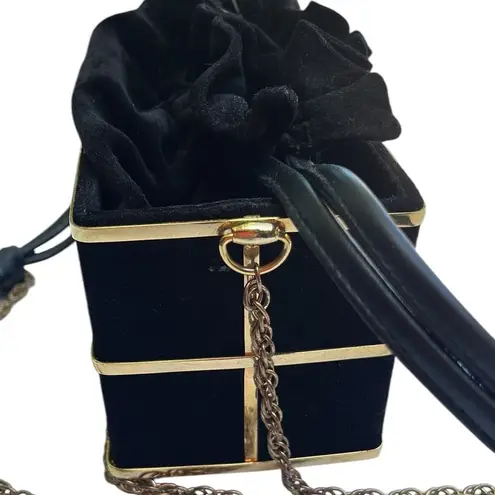 Elegant Black and Gold Women's Velvet Bag black gold pull string top chain strap