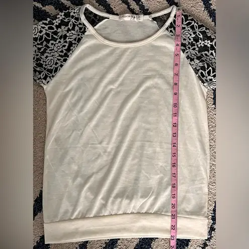 Heart & Hips π Lace Sleeve Top