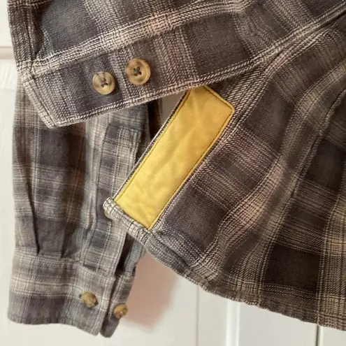 Duluth Plaid Flannel Button Down Long Sleeve Grey Gray Cream Plaid Vented Hem Size XS