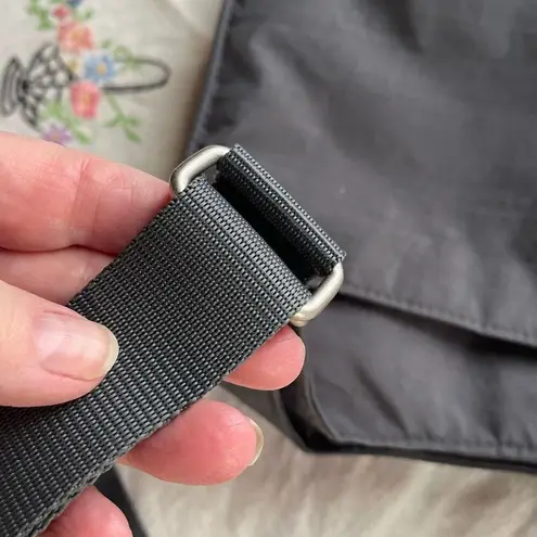 Baggallini grey crossbody bag. Many pockets