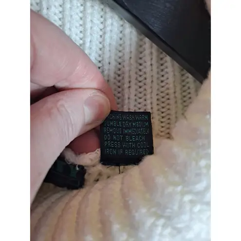 Specialty Women's White Geometric Cable