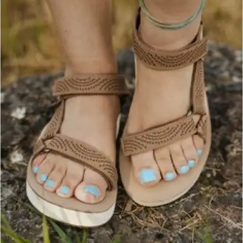 Teva - Mid form sandals in sand dune, size 8