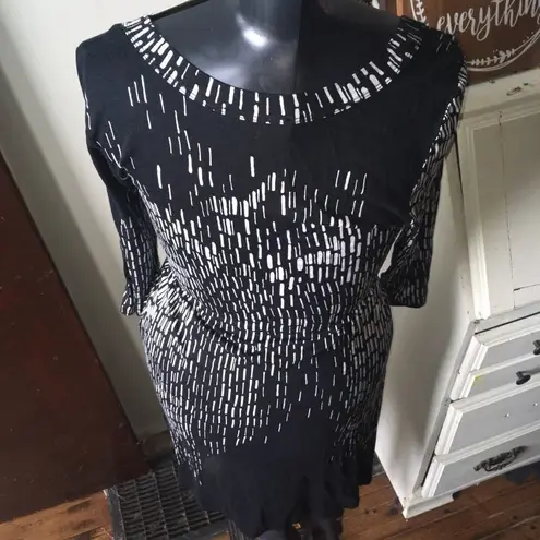 Karen Kane L black dipped knit scoop neck dress