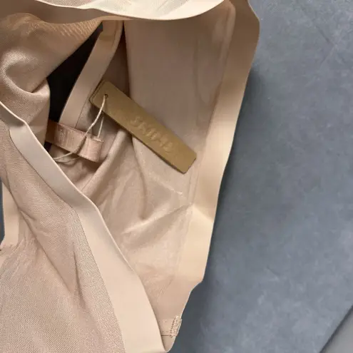 SKIMS New NWT Mesh Sheer Sculpt Bandeau Bra Size Medium Clay Beige Bralette