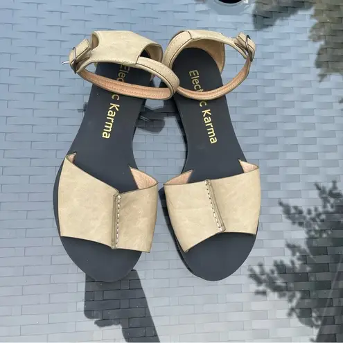 Electric Karma casual beige khaki flat Roman sandals with ankle strap Sz 7