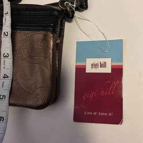 GiGi HILL BRONZE COLORED CROSSBODY OR WRISTLET
HAS BOTH STRAPS
VEGAN LEATHER Brown