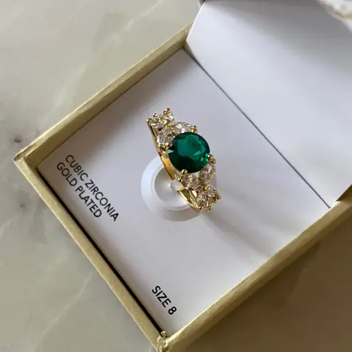 Charter Club NWT
Gold-Tone Green Stone & Crystal Marquise
Cluster Ring.
